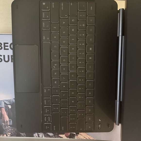 ESR  Magnetic Keyboard Case, for iPad Pro 12,9 (2022/2021/2020/2018) - Picture 4 of 11